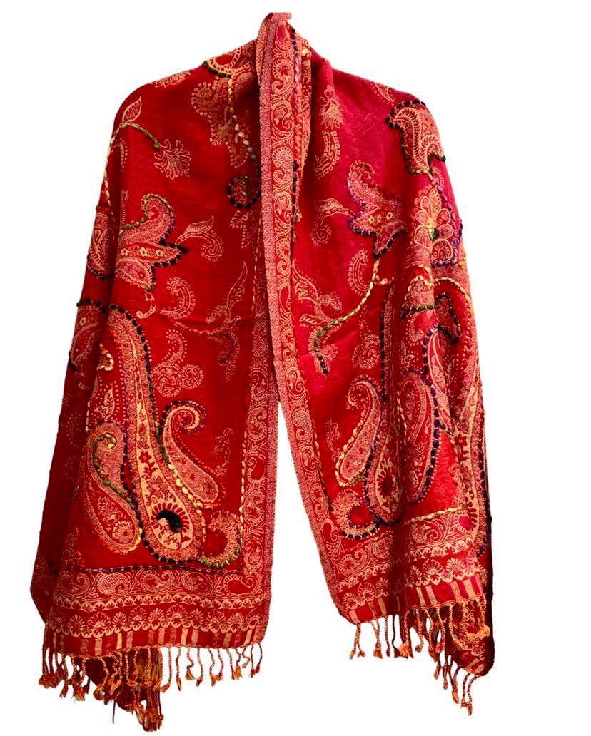 Roter Wollschal mit Fadenstickerei 