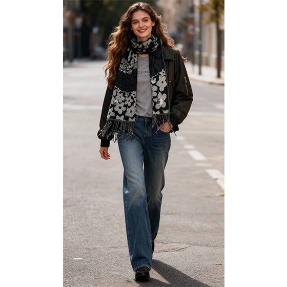 Wool scarf with Threadwork