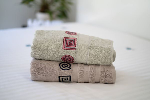 Les Sûtras Towel - Pink Geometric