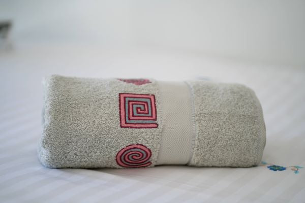 Les Sûtras Towel - Pink Geometric