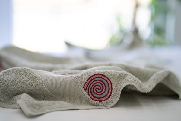 Les Sûtras Towel - Pink Geometric