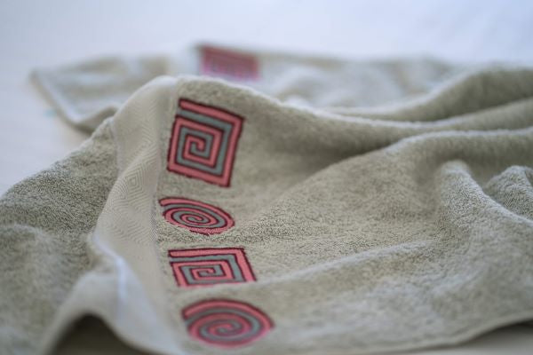 Les Sûtras Towel - Pink Geometric