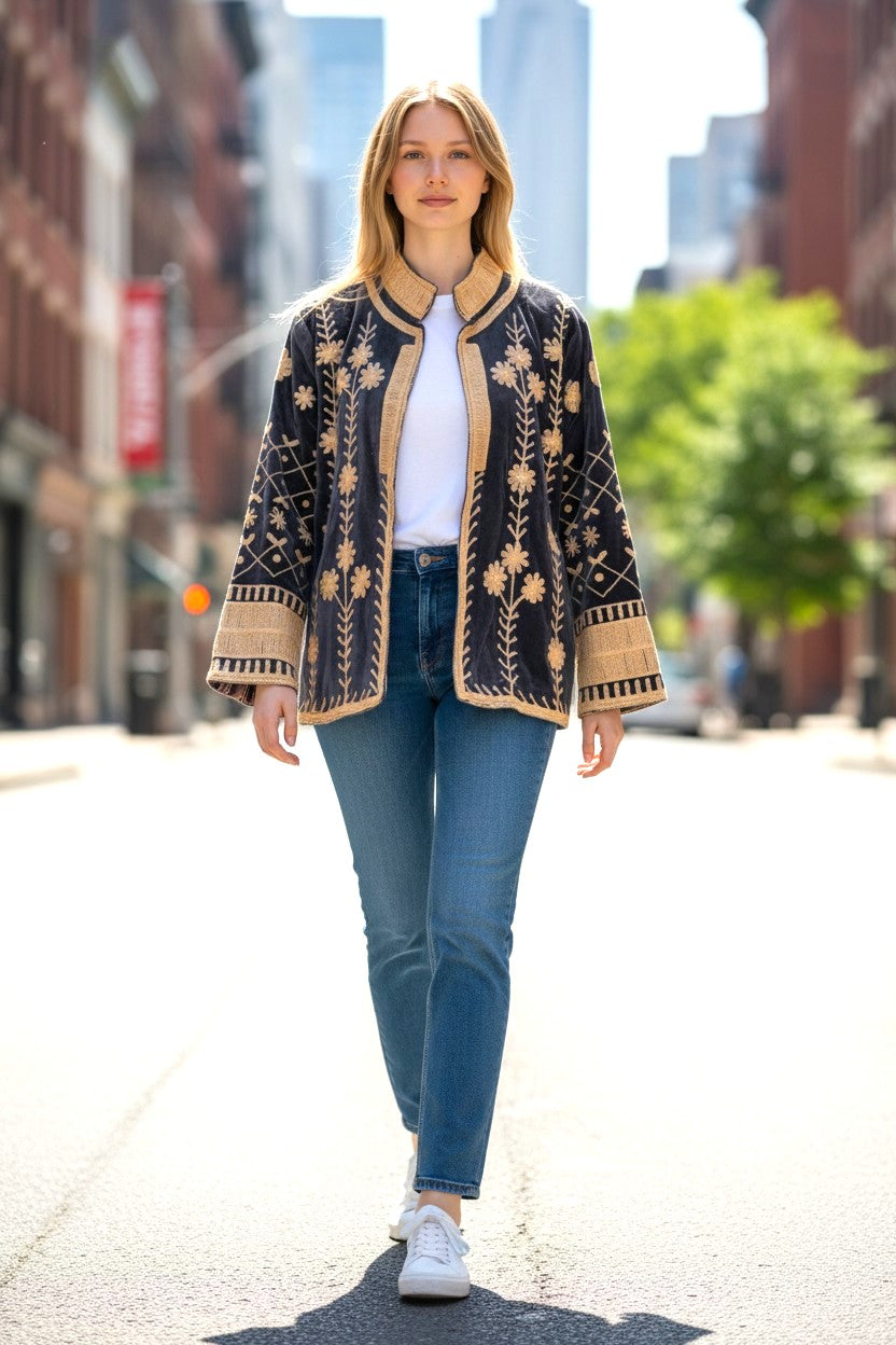Samtjacke mit Stickerei