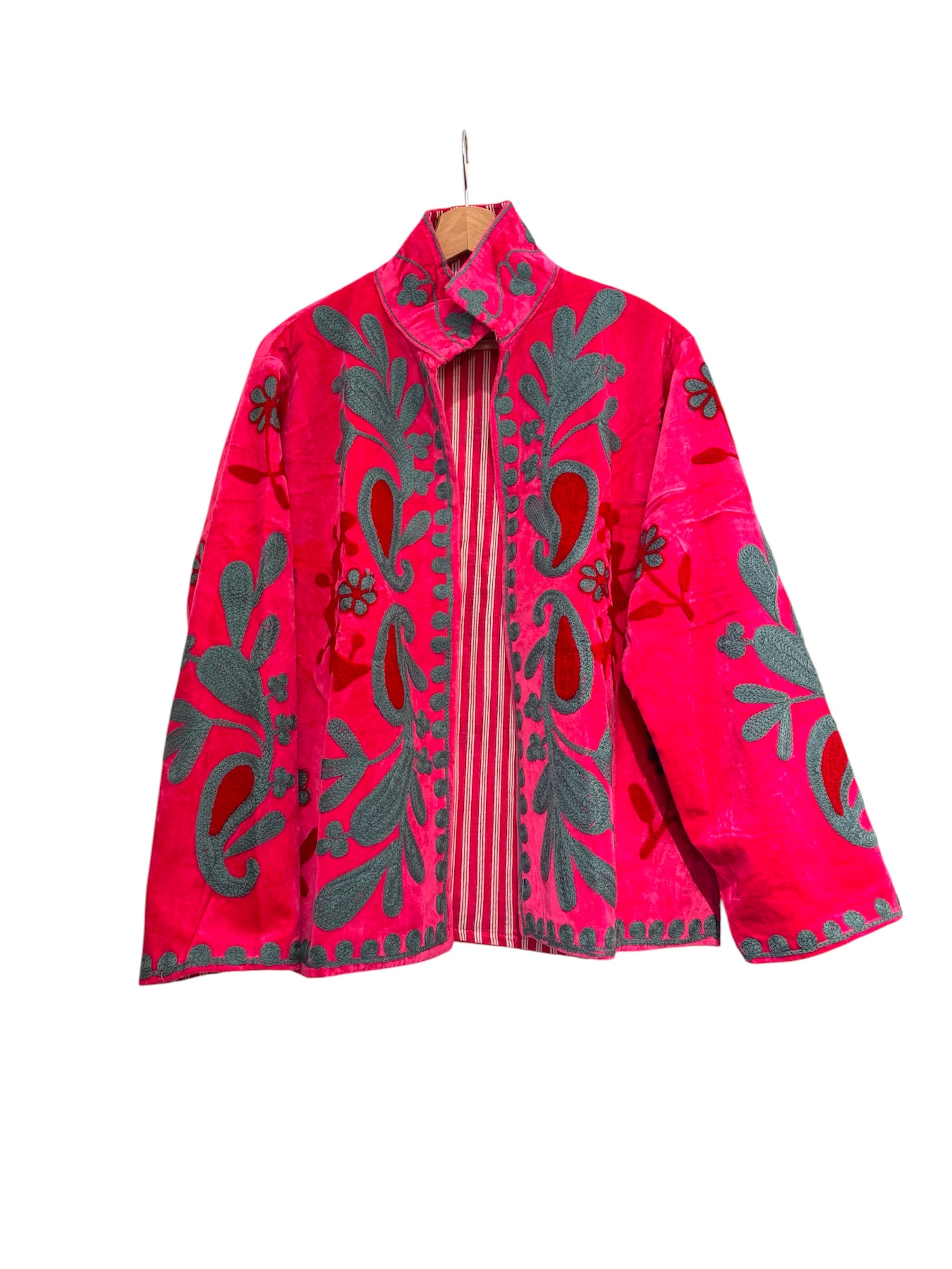 Samtjacke mit Stickerei