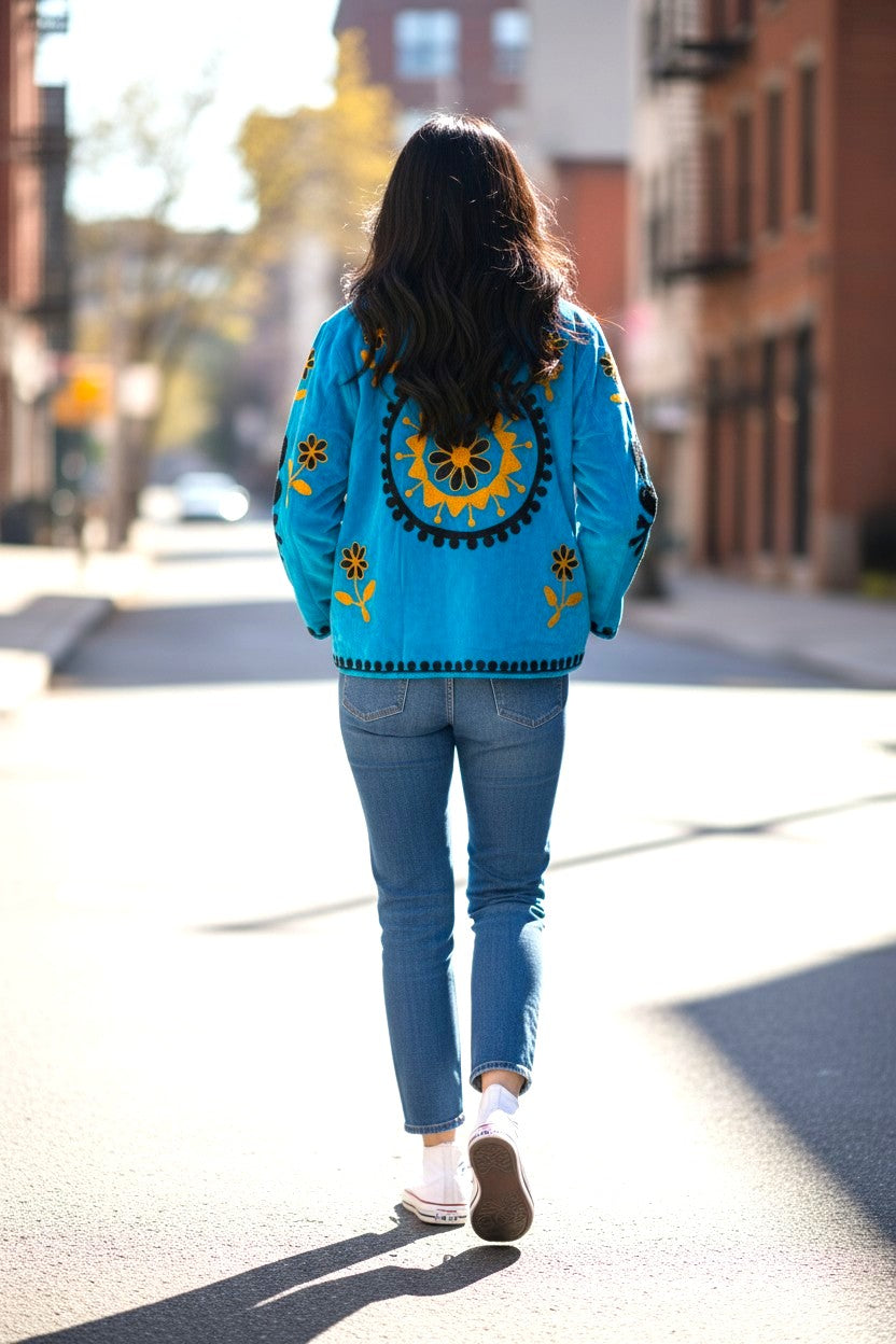 Samtjacke mit Stickerei