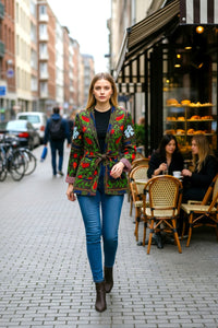 Samtjacke mit Stickerei