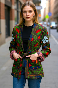 Samtjacke mit Stickerei