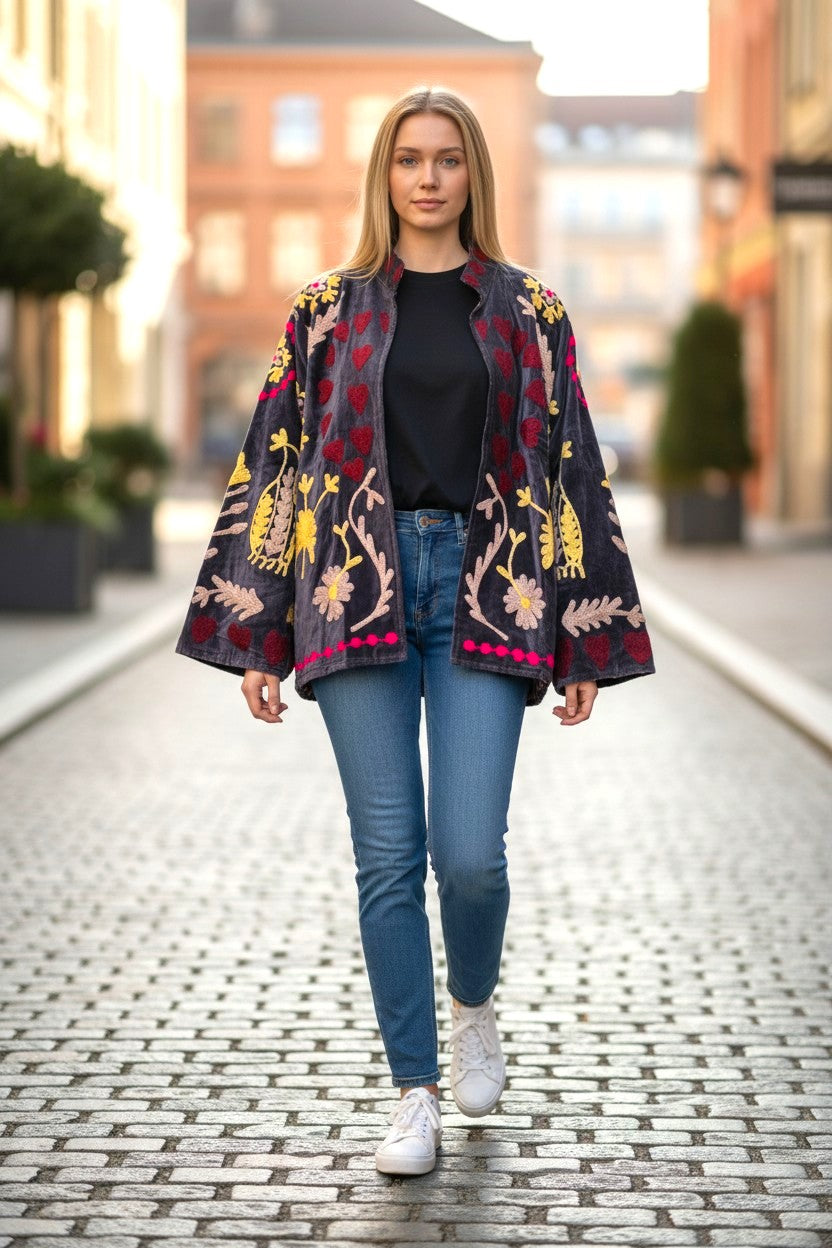 Samtjacke mit Stickerei