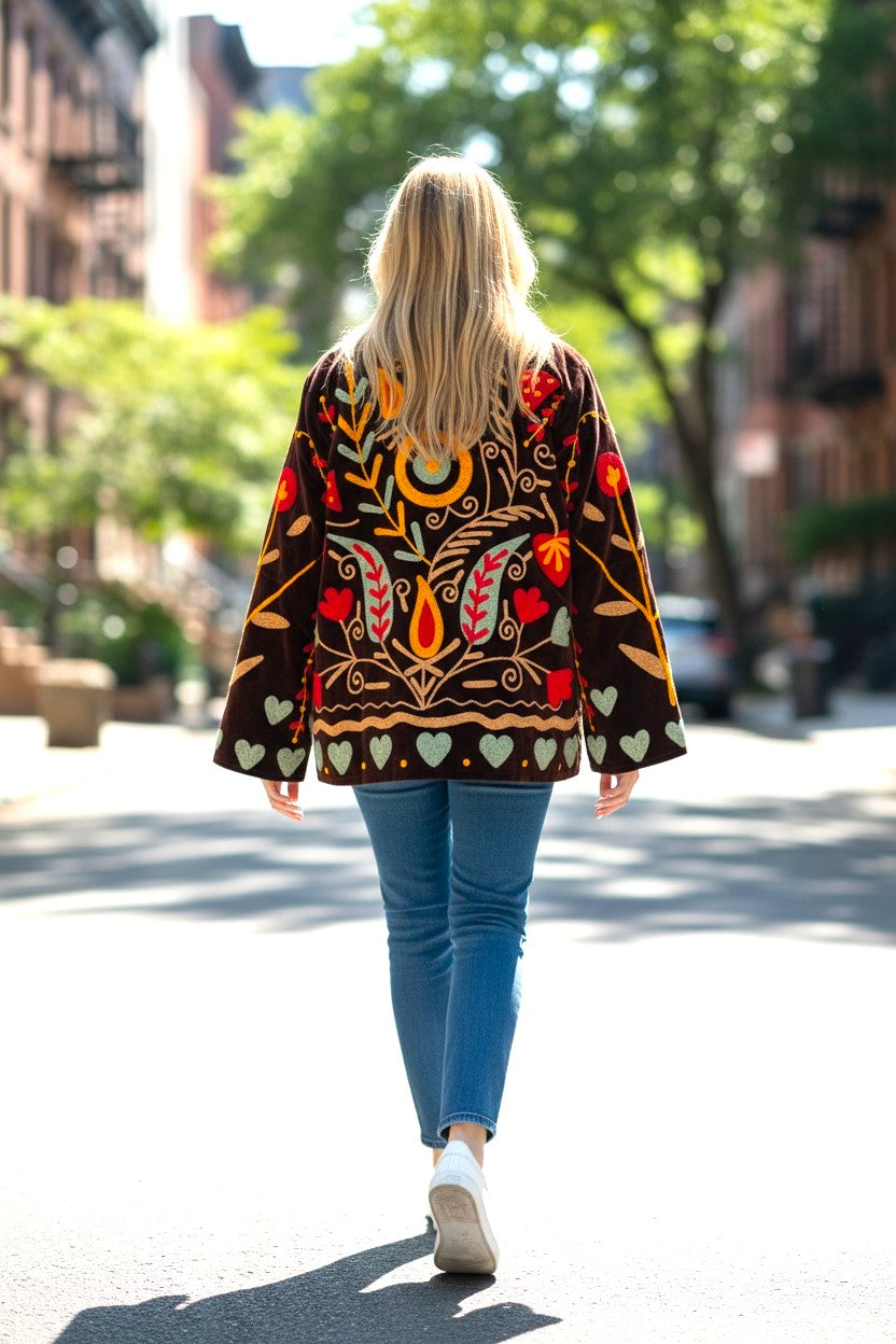 Samtjacke mit Stickerei