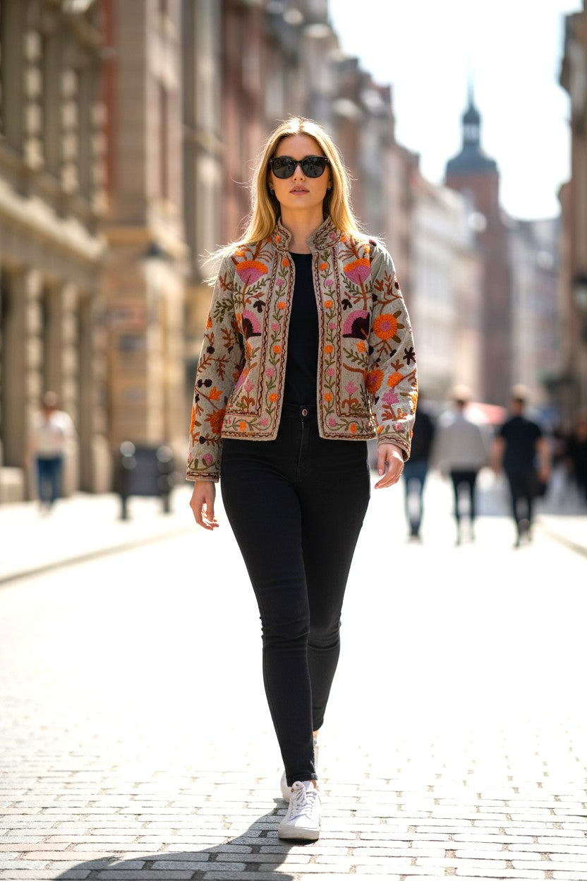 Samtjacke mit Stickerei